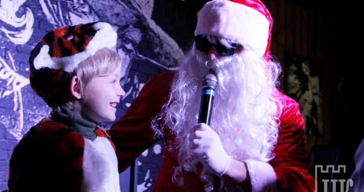 Танцы, пицца и модный Санта. Под Новый год с детьми случаются чудеса