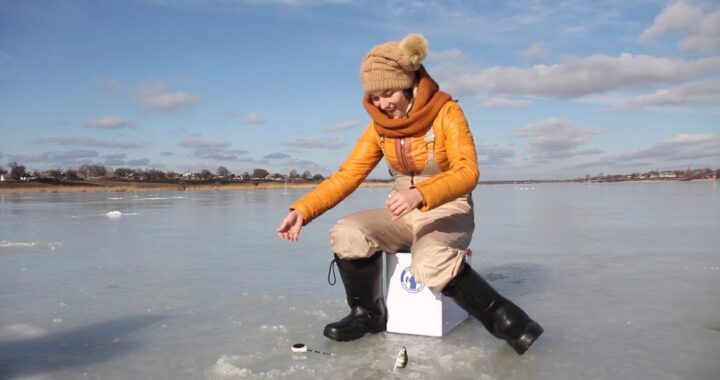 Девушка на зимней рыбалке. Корреспондент «НК» рассказывает, каково это новичку рыбачить на льду