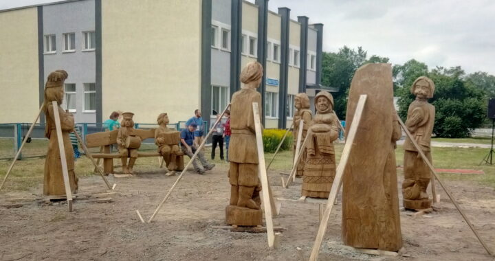 В столице областных «Дожинок-2020» появились резные скульптуры, среди них — работа нашего земляка Анатолия Туркова
