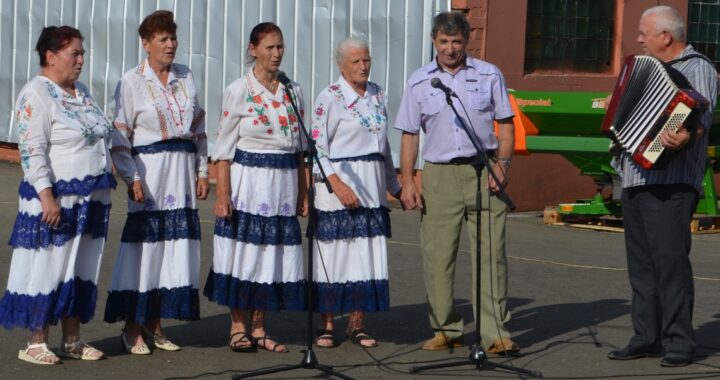 Солисты “Половчанки”: “Выступали на песенном картофельном фестивале”