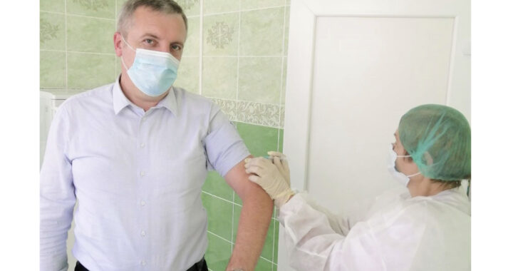 Главврач ЦРБ Иван Карасинский ревакцинировался «Спутником Лайт»