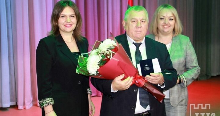 ФОТОФАКТ. Первого заместителя председателя райисполкома наградили «Прафсаюзным знакам Пашаны»