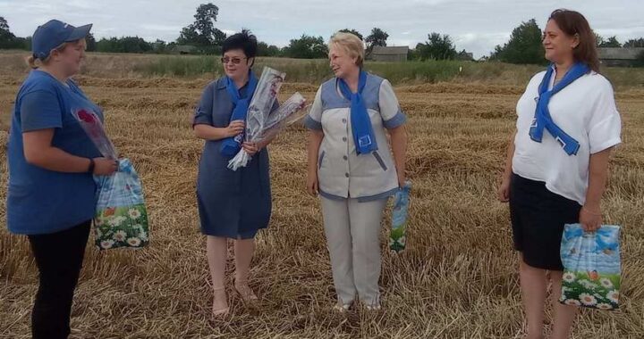 Женщин на уборке зерновых наградили в Каменецком районе