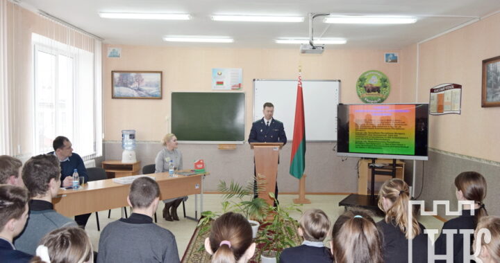 Как школьников поздравляли с Днем Конституции в Каменецком районе?