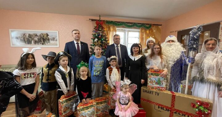 «Кушайте конфеты, но берегите зубы!» – пожелал детям первый заместитель председателя Брестского облисполкома Валентин Зайчук