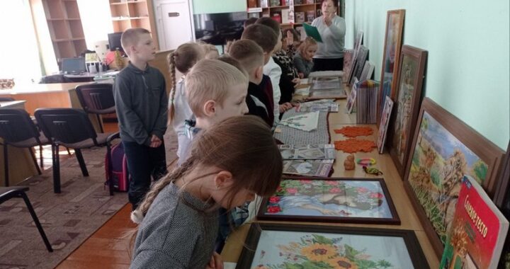 Вчера маленькие гимназисты посетили выставку в библиотеке