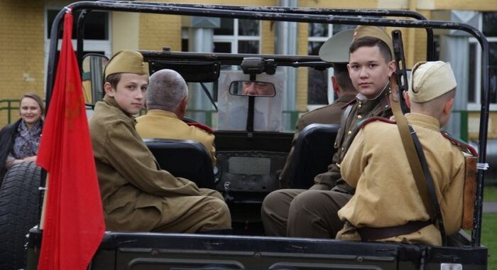 ФОТОРЕПОРТАЖ. НА ПЛОЩАДИ У КАМЕНЕЦКОЙ БАШНИ ПРОШЛА ТЕАТРАЛЬНО-МУЗЫКАЛЬНАЯ РЕКОНСТРУКЦИЯ “ДОРОГА К ПОБЕДЕ”