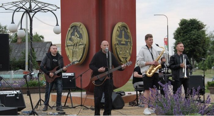 Группа «Гардероб» вновь собрала любителей музыки у фонтана в нашем райцентре