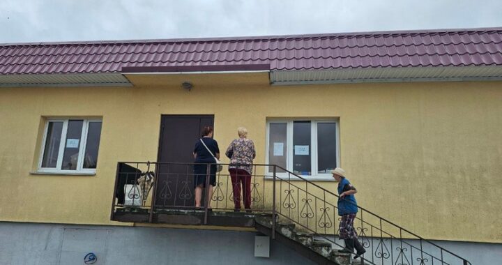 Очередь под дождем: покупатель возмущен работой районной аптеки