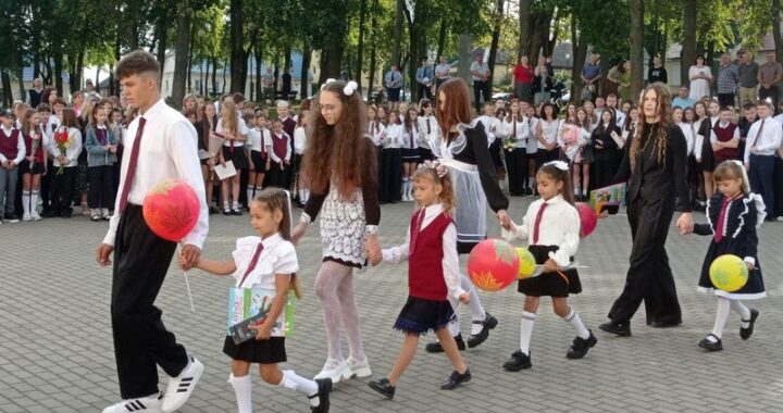 Торжественная линейка, посвященная Дню знаний, прошла в средней школе №1 г. Каменца имени Л.С. Паевского