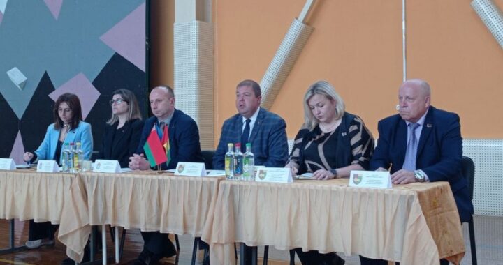 Семья – основа общества. Единый день информирования прошел на базе ДЮСШ «Пуща»