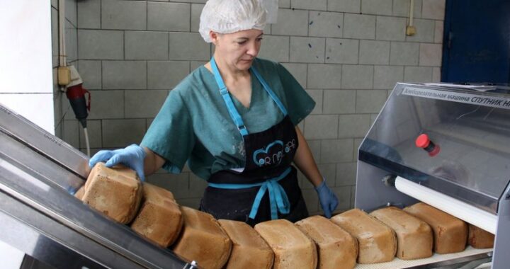 На Каменецком хлебозаводе запустили новую машину для идеальной нарезки хлеба